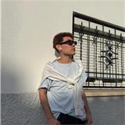 Profesor de baile con más de 9 años de experiencia en el campo, impartiendo clases de diferentes géneros y ritmos